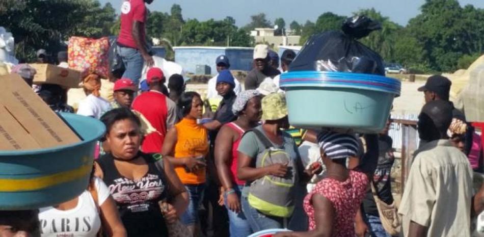 Restricción comercial. La novedad de ayer en los mercados binacionales fue la prohibición por parte de las autoridades haitianas de mercancías dominicanas que tienen gran demanda entre la población de Haití.