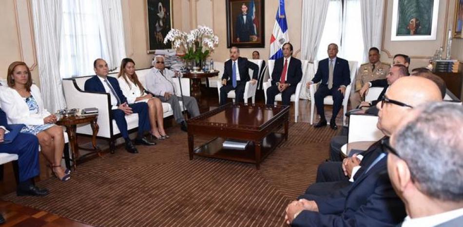 Encuentro. El presidente Danilo Medina recibió ayer un informe por parte de sus funcionarios sobre el avance en la lucha contra el lavado de activos.