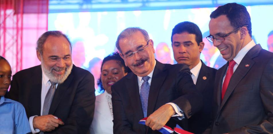 Ceremonia. El presidente Danilo Medina hace el corte de cinta que dejó inaugurado ayer un plantel escolar en Boca Chica.