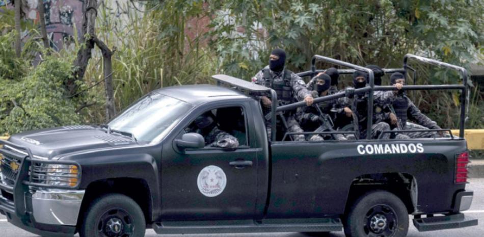Misión. Agentes de las Fuerzas Armadas Bolivarianas cruzan en una camioneta hacia el lugar donde se realizó una operación contra el grupo liderado por el policía Óscar Pérez.
