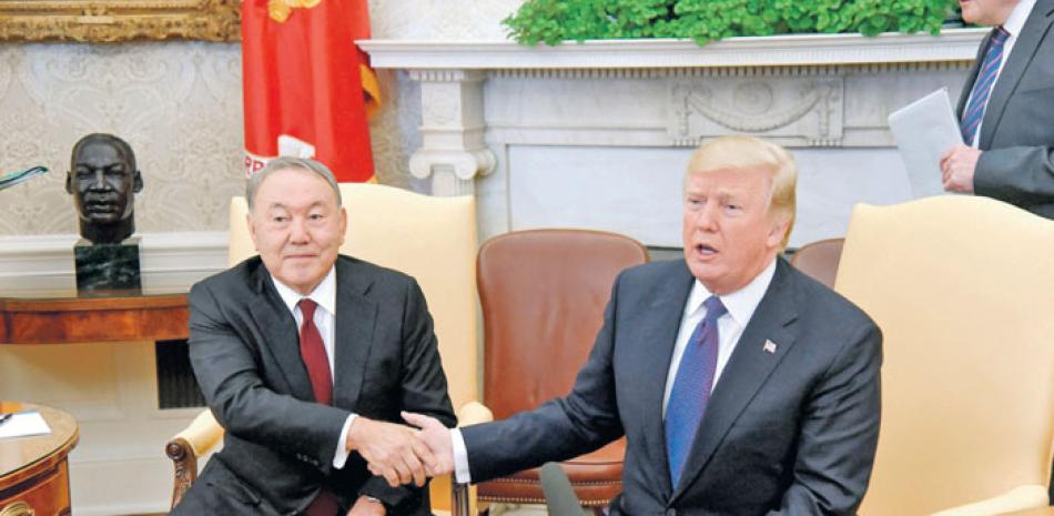 Caso. El presidente estadounidense, Donald J. Trump, derecha, y su homólogo de Kazajistán, Nursultán Nazarbáyev, se reúnen en el Despacho Oval de la Casa Blanca, Washington D.C.