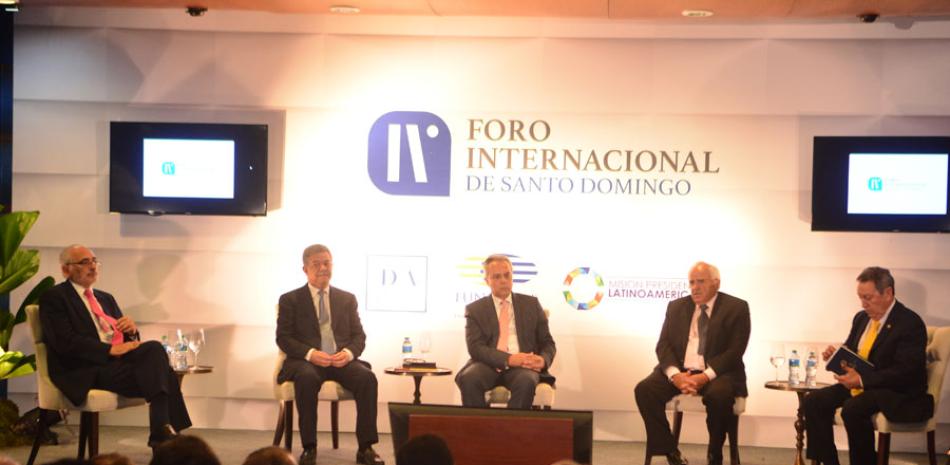 Panel. El expresidente Leonel Fernández junto a sus homólogos Ernesto Samper; Carlos Mesa, y Vinicio Cerezo. Daniel Zovatto, director regional de IDEA, fue el moderador.