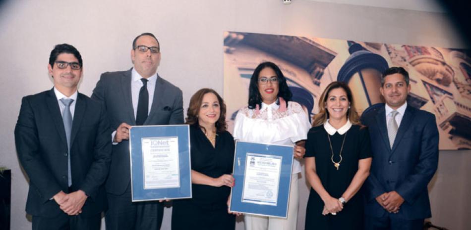 Certificado. Ejecutivos recibieron sus galardones regocijados durante ceremonia en Hotel El Embajador.