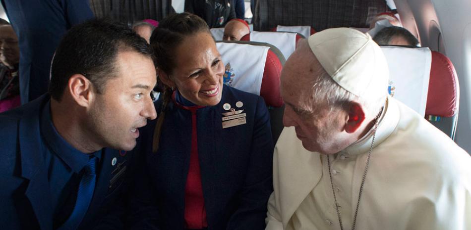 Casamiento. El papa Francisco conversa con los asistentes de vuelo Carlos Ciuffardi y Paola Podest, durante un vuelo desde Santiago a Iquique, Chile.