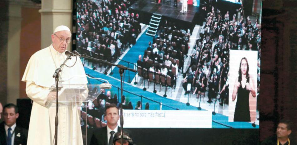 Caso. El papa Francisco se dirige a los asistentes en la Pontificia Universidad Católica de Chile, en Santiago. Mañana va a Iquique.