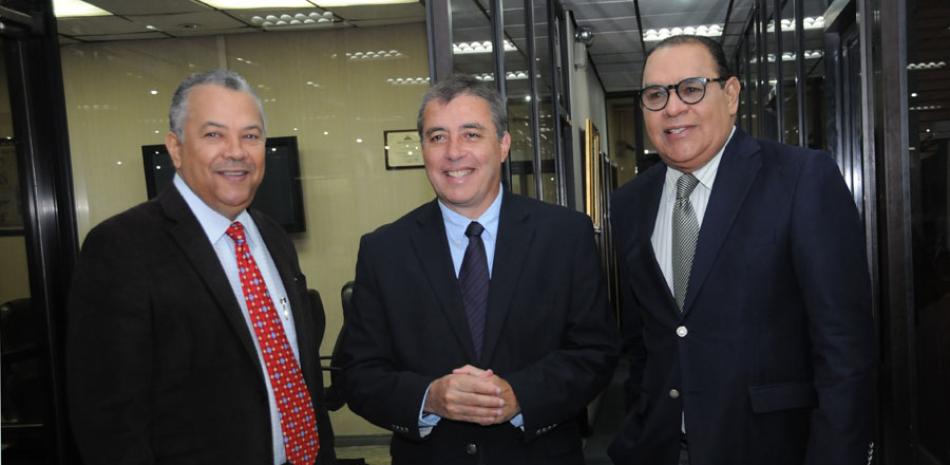 Adiós. En foto del 19 de febrero de 2015, Claudio Paolillo, al centro, junto al director de Listín Diario, Miguel Franjul, a la derecha, y el subdirector Fabio Cabral.