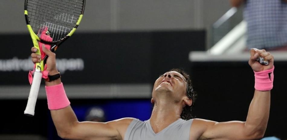 Rafael Nadal levanta los brazos en señal de satisfacción luego de eliminar  Damir Dzumhur.