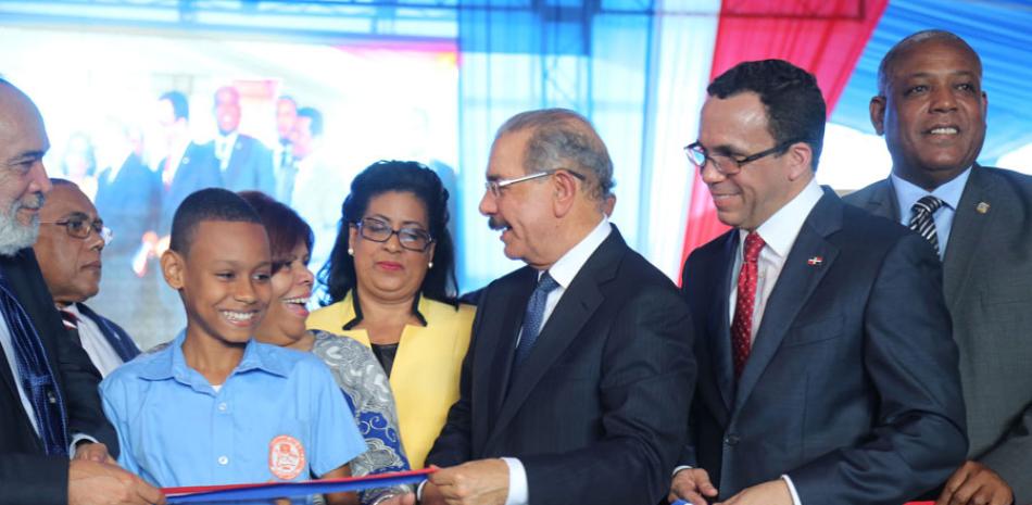 Felices. El presidente Danilo Medina cuando cortaba la cinta simbólica que dejó inaugurada la escuela.