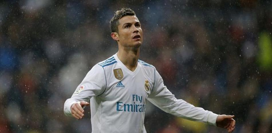 Cristiano Ronaldo celebra al marcar su primer gol en la aplastante victoria del Real Madrid sobre La Coruna.