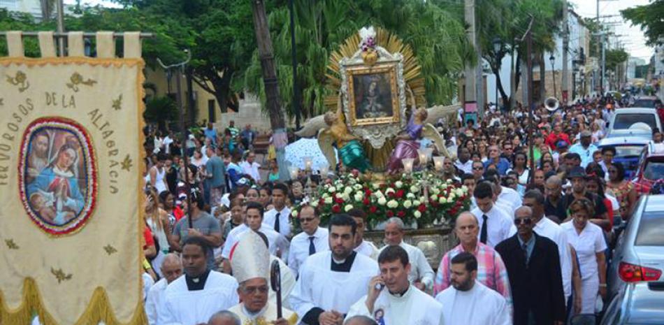 Caminata. Cientos de creyentes marcharon ayer en honor a la Virgen de la Altagracia.