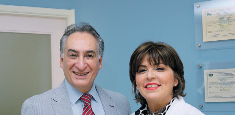 Especialistas. Los dermatólogos Francisco Pérez Atamoros y Elena Fernández durante la visita del experto mexicano al país.