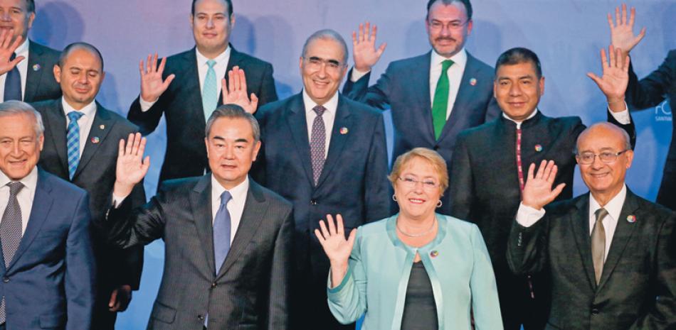 Foro. La presidenta de Chile, Michelle Bachelet, y el ministro de Relaciones Exteriores de China, Wang Yi, al centro, junto a otros cancilleres, posa para la foto formal del foro.