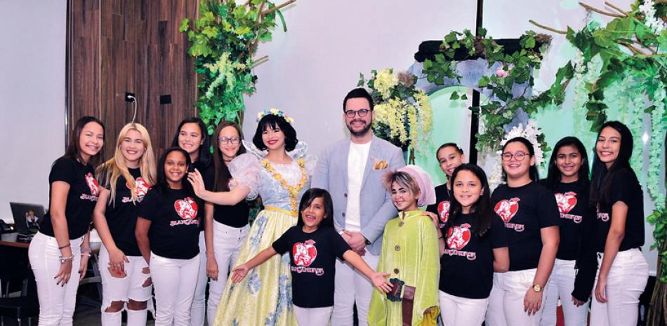 Elenco. Luis Marcell Ricart junto a los niños y las niñas que se presentarán en su montaje.