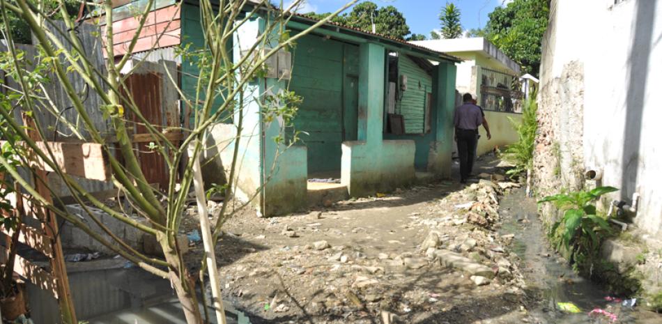 Violencia. Los residentes de Los Alcarrizos dicen que no tienen otra opción que encerrarse temprano en sus casas debido a los altos niveles de delincuencia, y dicen que les preocupa también las cañadas que se han convertido en fuente de contaminación.