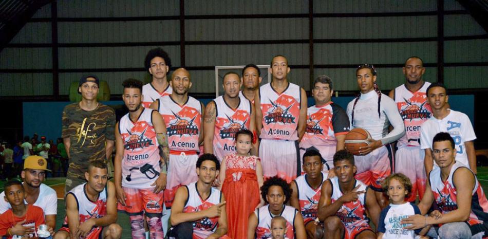 Integrantes del equipo Ciudad Nueva campeón de la versión 23 del torneo de baloncesto superior con refuerzos de Villa Riva.