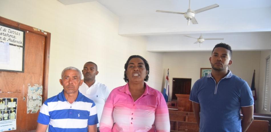 Aurin Dotel Montero, comerciante fronteriza, madre del joven Marlon Montero Dotel, junto a familiares en la sede del tribunal de Jimaní, preso por un hecho del que alegadamente no tiene que ver.