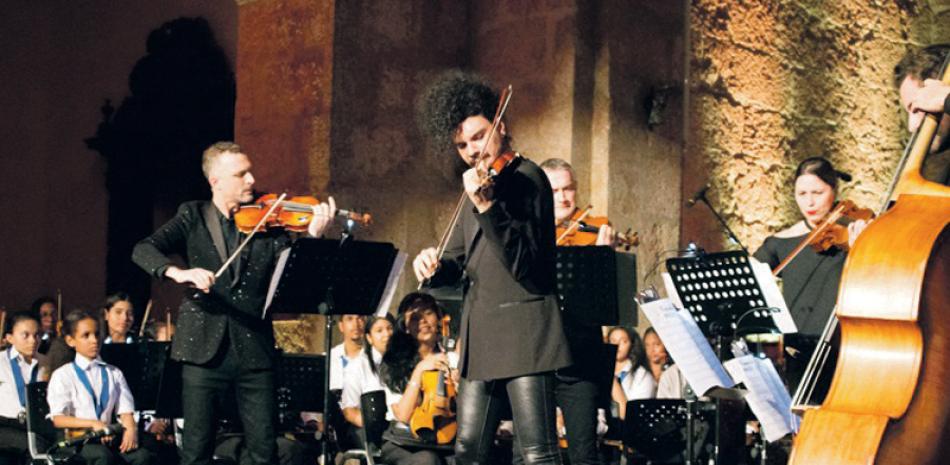Violinista. Nemanja Radulovic & The Trills protagonizaron la "Fiesta Clásica" en la Zona Colonial.