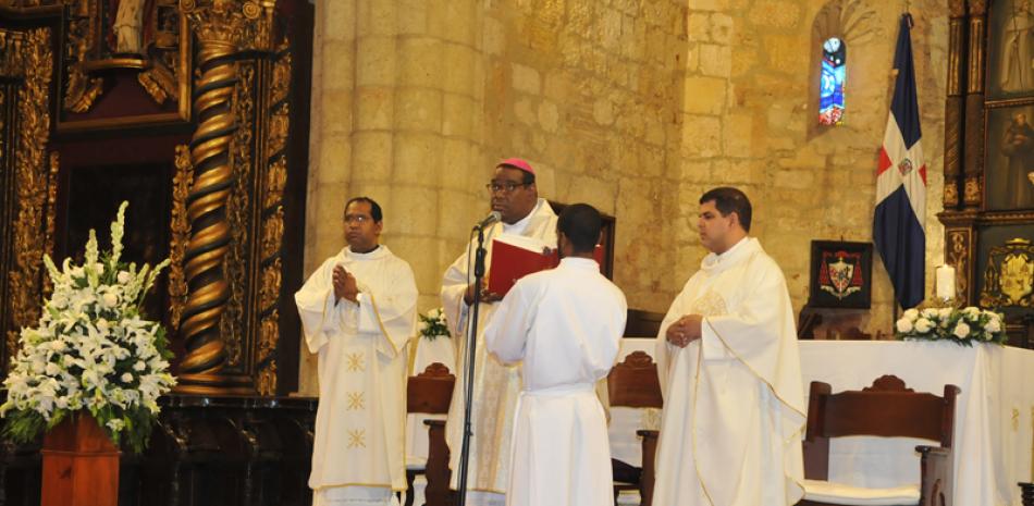 Misa. El obispo auxiliar de la Arquidiócesis de Santo Domingo, Jesús Castro Marte, pronunció la homilia con motivo sexto aniversario del Tribunal Constitucional, que preside Milton Ray Guevera, presente en la misa junto con los magistrados de esa alta corte.