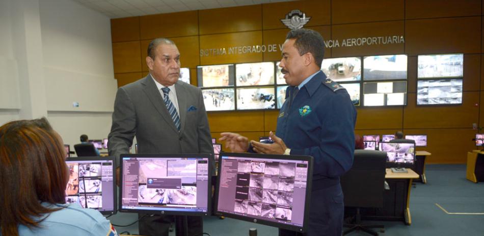 El director del Listín Diario, Miguel Franjul, fue conducido durante un recorrido por la sede central ubicada al lado del Aeropuerto Internacional de las Américas (AILA), por el director y jefes departamentales del CESAC.