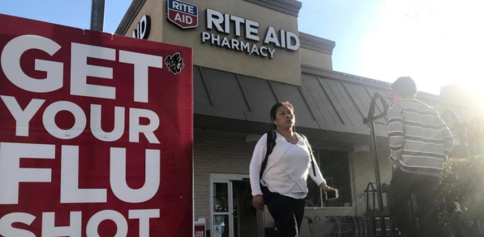 Personas pasan frente a un aviso sobre vacunas contra la gripe en Oakland (EE.UU.). El Centro para el Control y Prevención de Enfermedades de EE.UU. informó sobre el aumento de la gripe a lo largo del país. EFEJOHN G. MABANGLO
