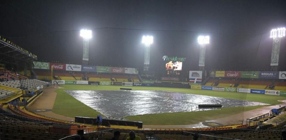 Las lluvias volvieron a suspender el partido entre Águilas y Licey en el estadio Cibao de Santiago de los Caballeros.