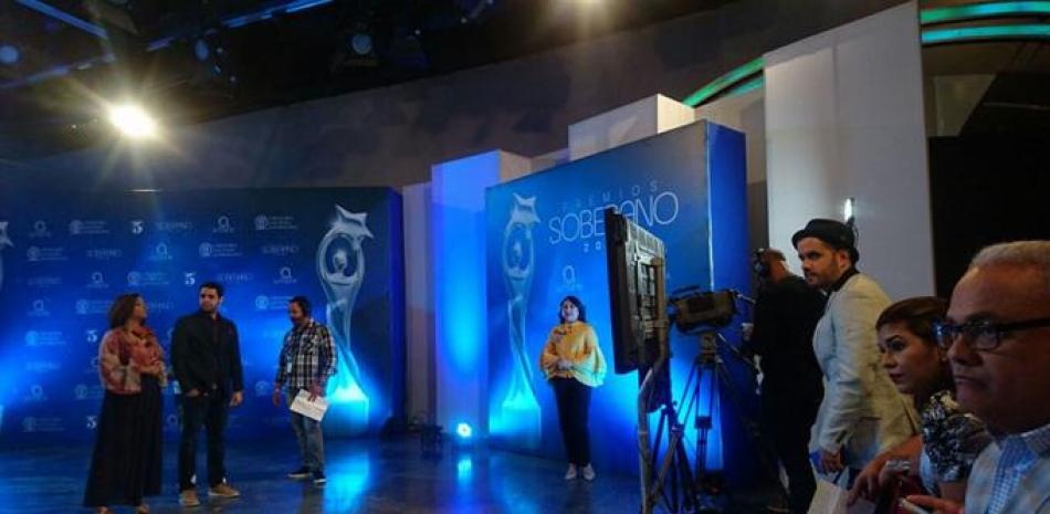 Emelyn Baldera cuando se preparaba para dar a conocer las novedades durante el acto de anuncio de los nominados en Telemicro, canal 5.