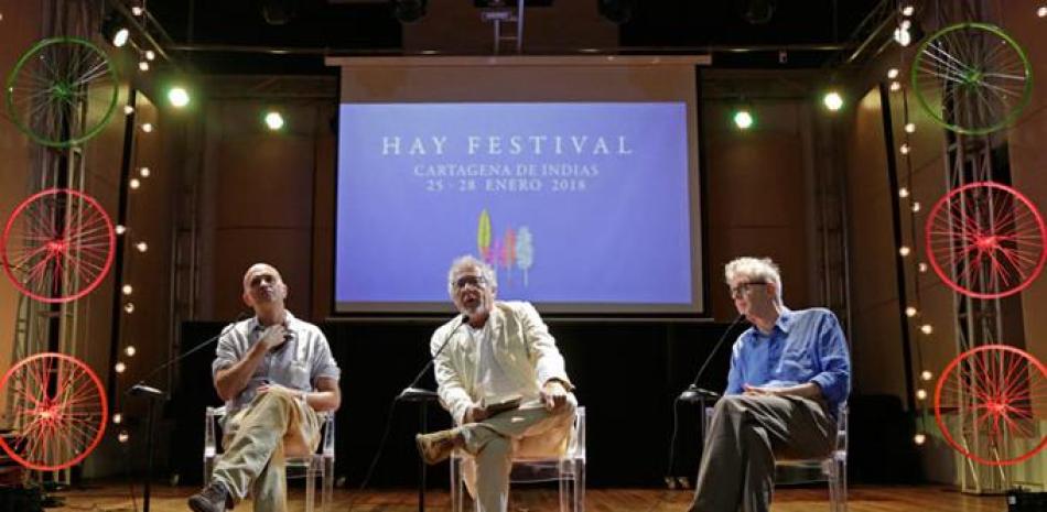 Charla. Carlo Feltrinelli (i), el escritor colombiano Héctor Abad Fasciolince (c) y el editor alemán Heinrich von Berenberg (d).