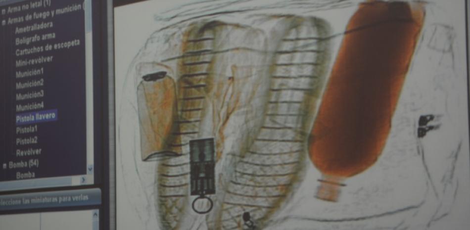 Lo que parece ser un llavero, en realidad es una pistola que en su interior tiene dos balas, tal como se observa en la fotografia tomada por los rayos x de las máquinas instaladas en los aeropuertos dominicanos bajo la vigilancia del Cuerpo Especializado de Seguridad Aeroportuaria y de la Aviación Civil (CESAC).