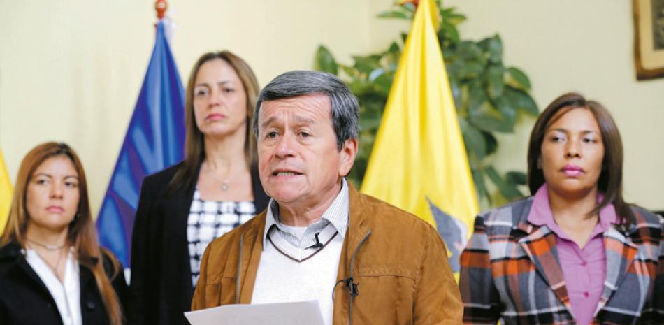 Rebeldes. Pablo Beltrán, representante del ELN, lee una declaración al final de una ronda de negociaciones de paz con el gobierno colombiano, en Quito, Ecuador, el 10 de enero de 2018.