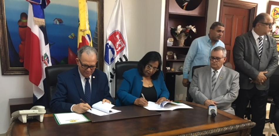 El presidente de idecoop, Julio Mariñez y la directora general de Inaguja, Luisa Elena Ramírez Santana, rubrican el acuerdo.