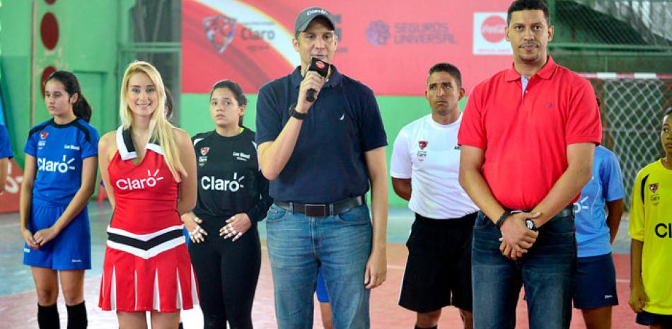 Shariff Quiñones, gerente de Promociones de Claro, pronuncia las palabras inaugurales de la etapa de Santo Domingo de la Copa Intercolegial Claro de Futsal.