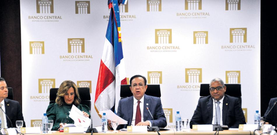 Presentación. Clarissa de la Rocha de Torres, Héctor Valdez Albizu, y Ervin Novas, durante la rueda de prensa en el Banco Central.