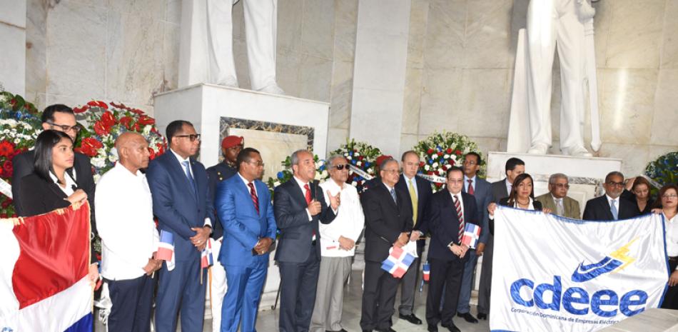 Acto. Ejecutivos y empleados de la CDEEE depositan una ofrenda floral en honor al patricio Juan Pablo Duarte.