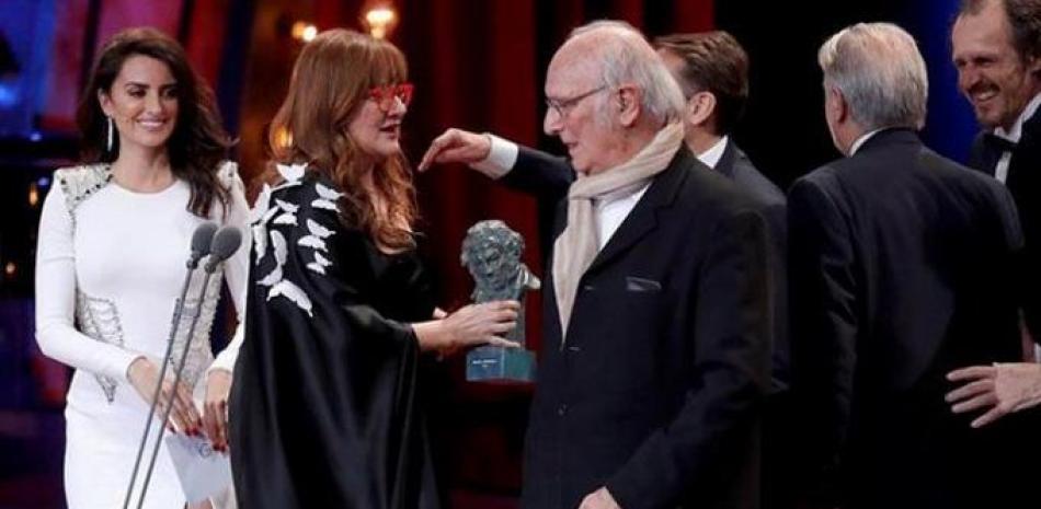 Isabel Coixet recibe el premio a la Mejor Película por 'La Librería' de manos de Carlos Saura ante la mirada de Penélope Cruz, durante la 32 edición de los Premios Goya / EFE