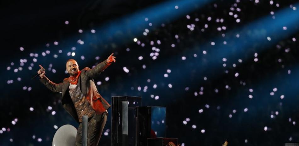 Justin Timberlake homenajea a Prince en un show del intermedio con exceso de coreografía. Foto: AP
