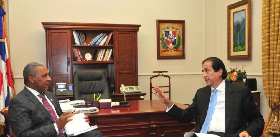 El ministro de la Presidencia, Gustavo Montavo, es entrevistado por el periodista Viviano de León.
