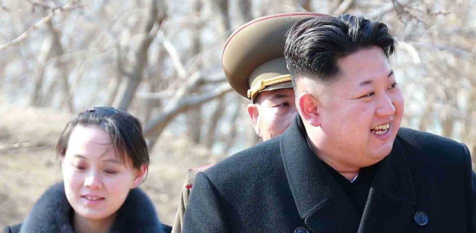 Fotografía de fecha y localización desconocida que muestra al líder norcoreano, Kim Jong-un (d), y su hermana pequeña Kim Yo-jong (i) mientras realizan una visita a una unidad militar en una isla cerca de la frontera con Corea del Sur en el Mar del Japón. EFE