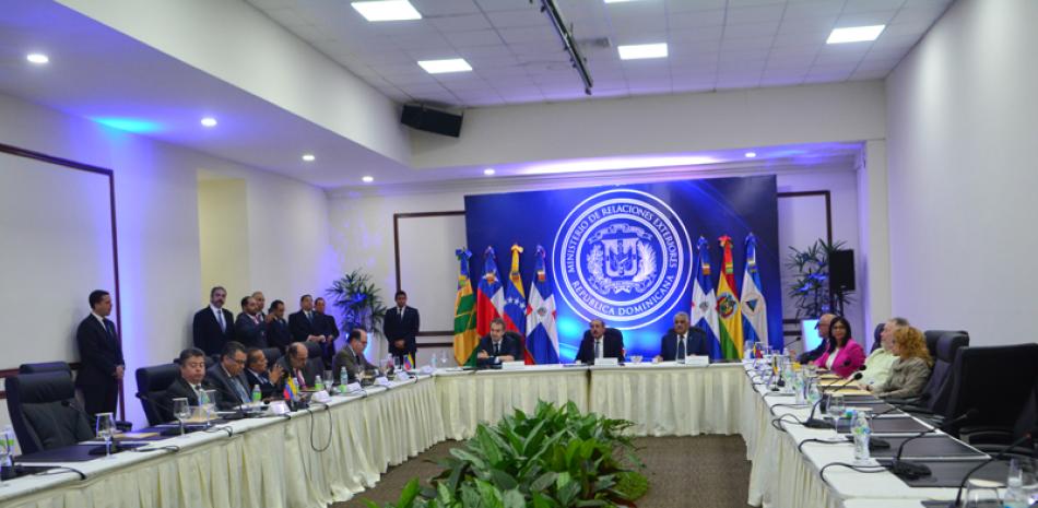 Negociaciones. El presidente Danilo Medina (centro) cuando hablaba anoche luego de concluir otra ronda del diálogo que procura una salida a la crisis en Venezuela. A su lado, el expresidente del gobierno español José Luis Rodríguez Zapatero y el canciller Miguel Vargas.