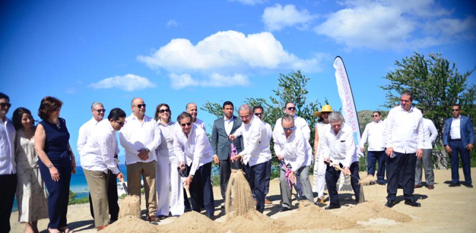 Inversiones. El presidente Danilo Medina y el empresario Frank Rainieri, encabezaron el inicio de la construcción del complejo turístico.