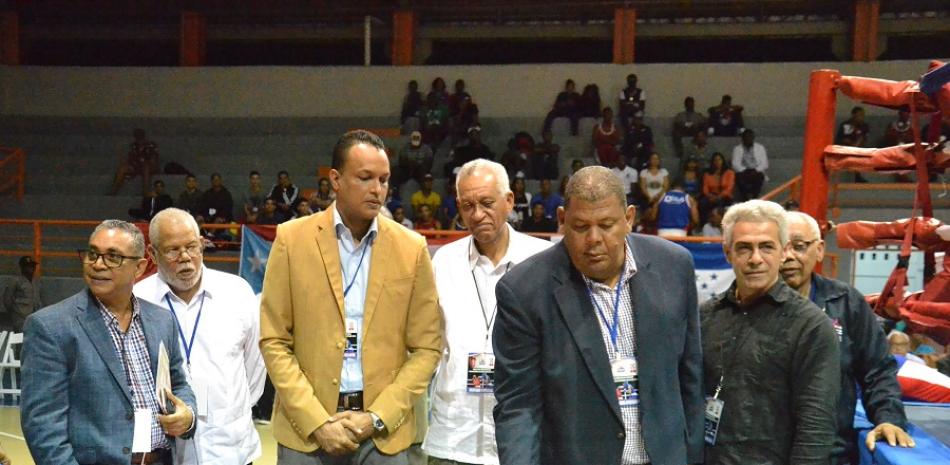 El señor Severiano Rosa, presidente de la Unión Deportiva de Santiago,  da el campanazo de honor, acompañado de Juan Vargas y Radhamés Espinal y otras personalidades.