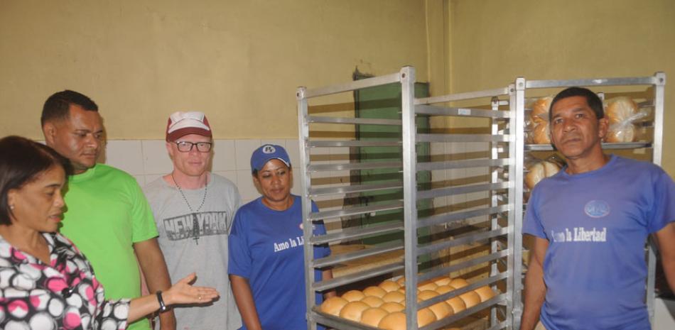 Panadería. El pan que se elabora en la cárcel de Salcedo es de excelente calidad y por eso se utiliza dentro y fuera del recinto y ya se vende a otras instituciones de servicio y se va ampliando la demanda en la población.