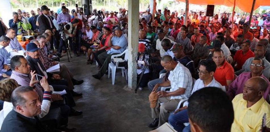 Visita sorpresa. El presidente Danilo Medina dijo que el gobierno donará una granja de cerdos y rehabilitará 6,000 tareas de cacao.