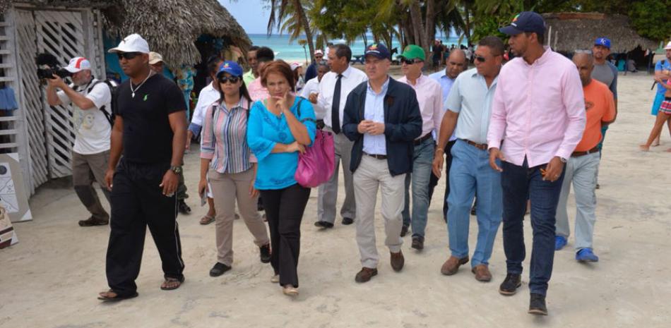 Apoyo. El ministro de Medio Ambiente, Francisco Domínguez Brito, encabezó un recorrido por la zona costera de La Romana.