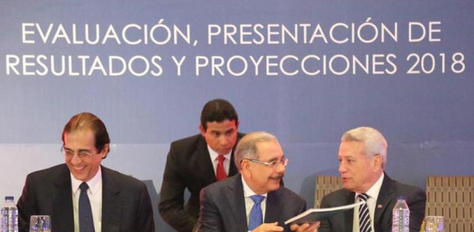 El informe. El presidente Danilo Medina junto al ministro de Industria, Comercio y Mipymes, Nelson Toca Simó, durante la presentación del informe de Banca Solidaria, celebrado ayer en el hotel Sheraton.