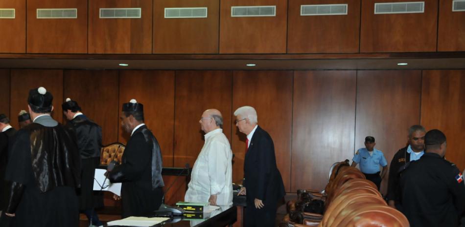 Difamación. El expresidente Hipólito Mejía, junto al senador Wilton Guerrero, cuando conciliaron ante la Suprema Corte de Justicia.