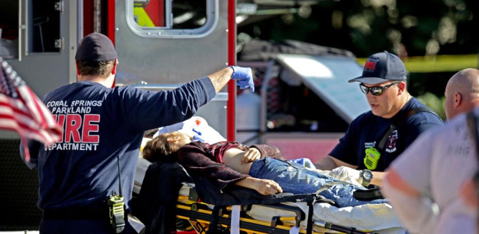 Personal médico asiste a uno de los heridos durante el tiroteo en la escuela Marjory Stoneman Douglas, en Florida.