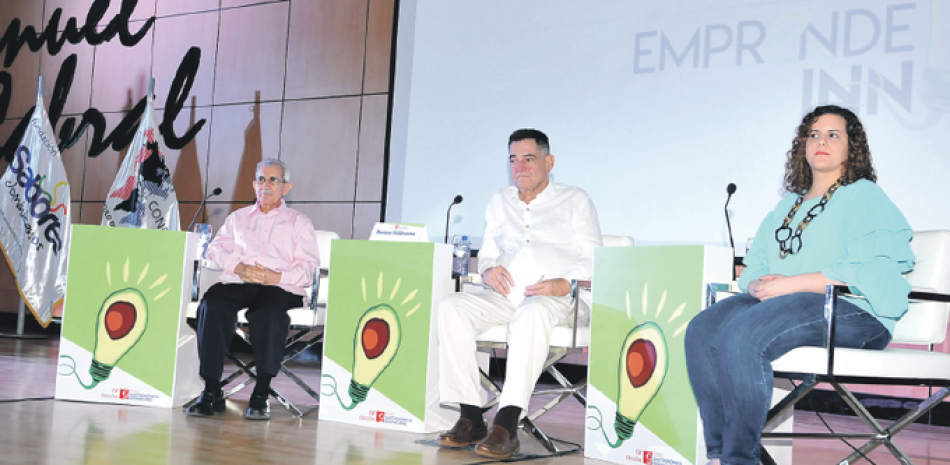 Intervención. El gerente general de la Sociedad Peruana de Gastronomía (Apega), Mariano Valderrama (en el centro), junto a los panelistas Bolívar Troncoso Morales y Mayerlin Rosario.