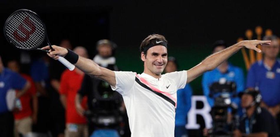 Roger Federer reacciona abriendo los brazos luego de superar a Robin Haase.