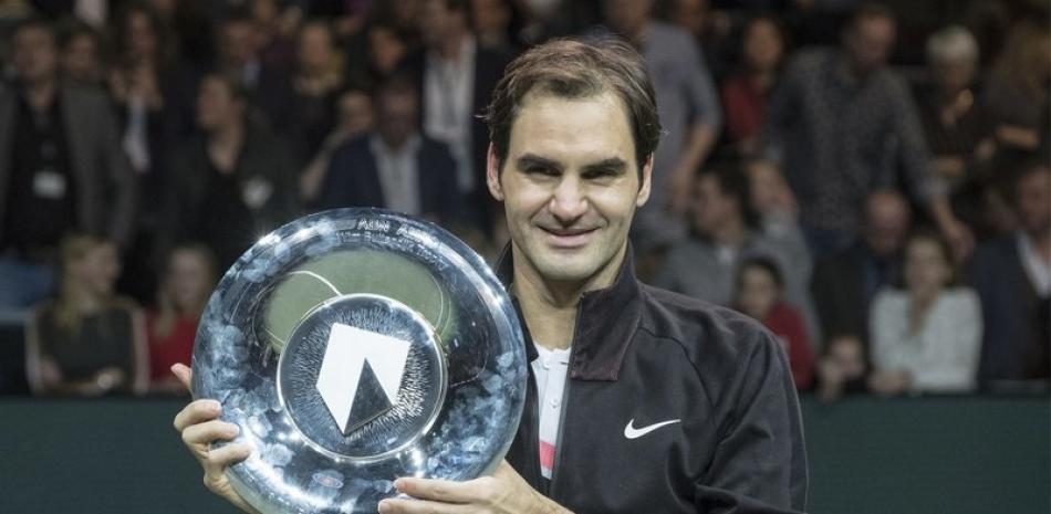 Roger Federer exhibe orgullo el trofe de campeón tras vencer 6-2, 6-2 a Grigor Dimitrov.