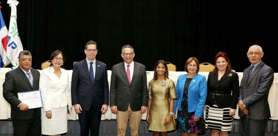 Panel. Los líderes empresariales posan junto al ministro de Administración Pública, Ramón Ventura Camejo.